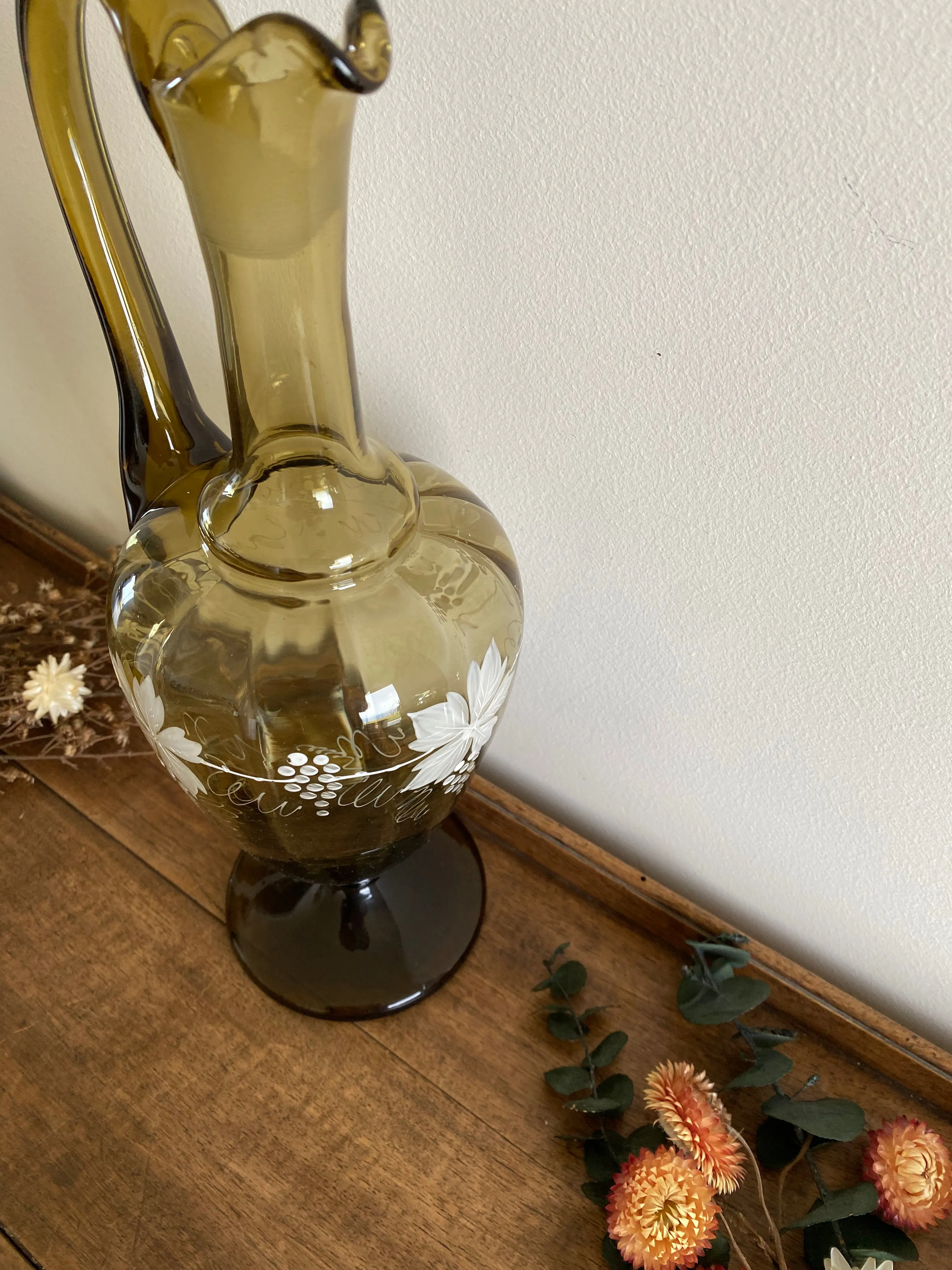 Carafe en verre fumé ornée de fleurs blanches