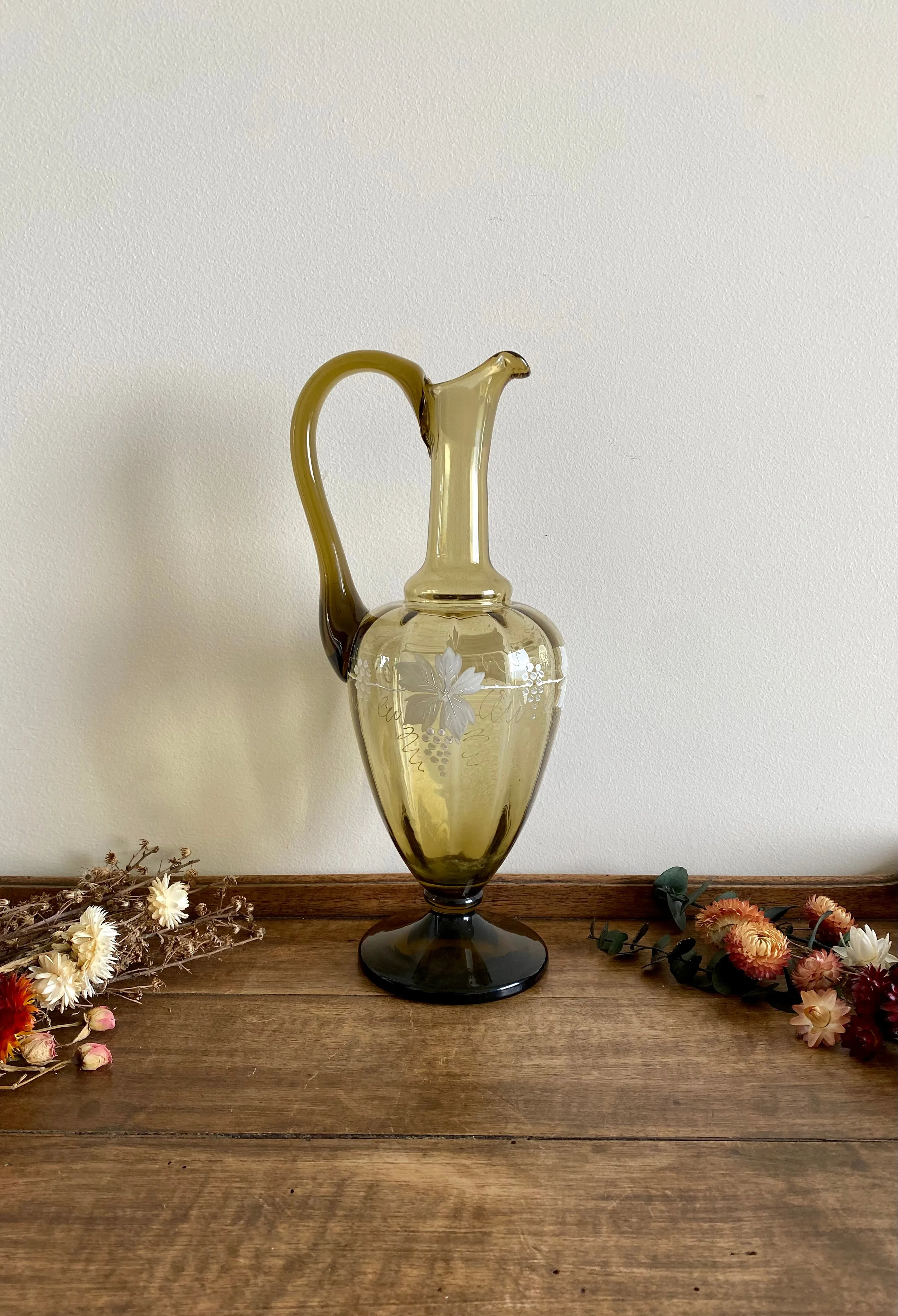 Carafe en verre fumé ornée de fleurs blanches