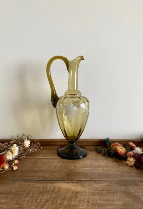 Carafe en verre fumé ornée de fleurs blanches