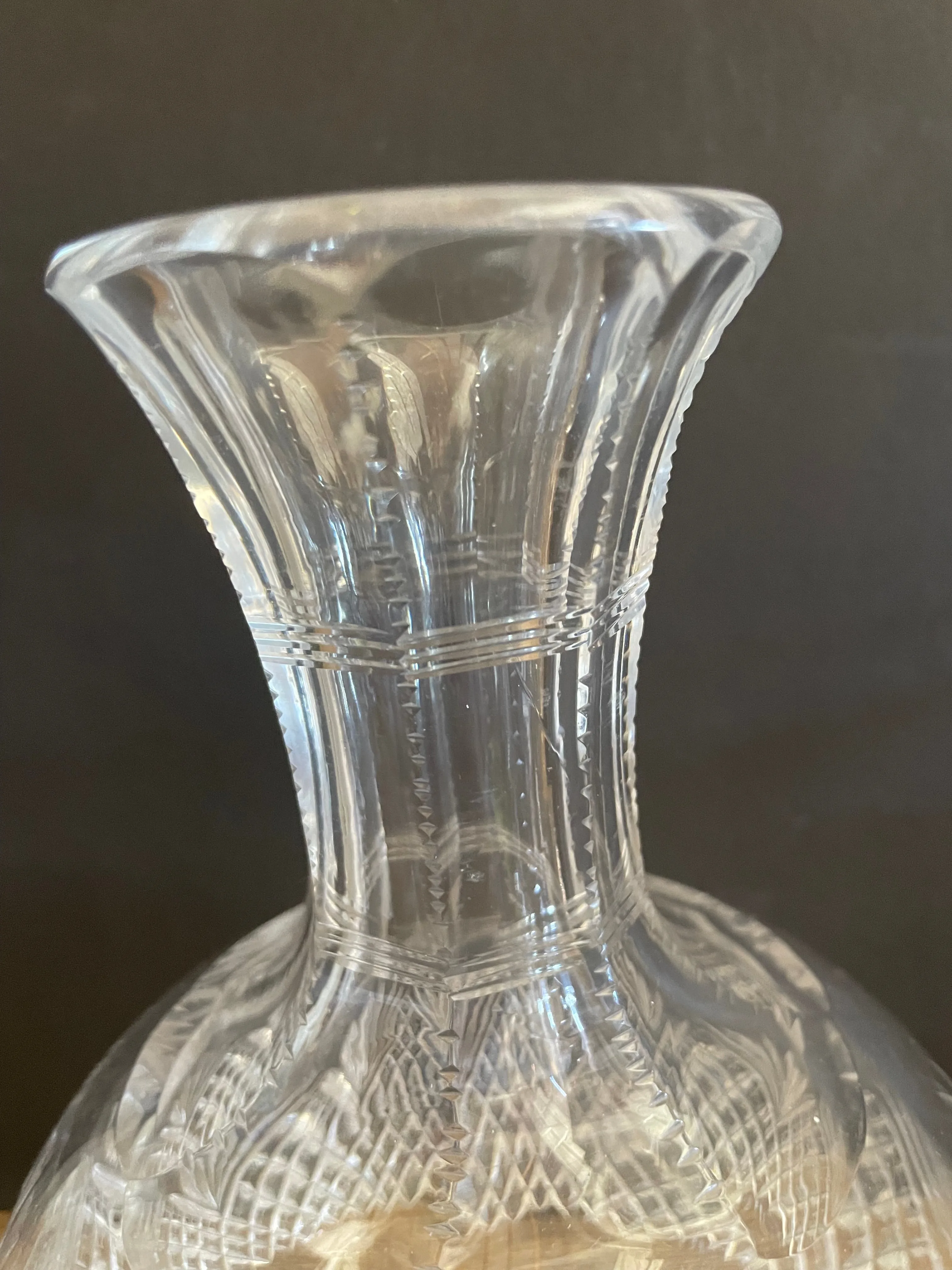 (L) <€€ Single Vintage Pressed Crystal Vase Water Carafe Decanter 8.25” H